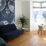 Flip Flop Flat, Sea Views, Short Stroll To Beaches