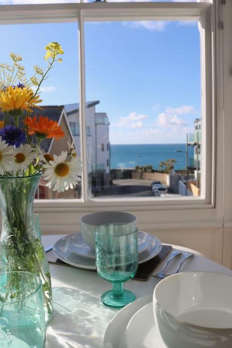 Flip Flop Flat, Sea Views, Short Stroll To Beaches *
